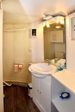 Bathroom sink