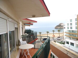 Apartment with sea views near Castillo Papa Luna