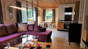 Ferienwohnung (90qm) mit moderner, geräumiger Wohnküche-Wohnzimmer mit Couch