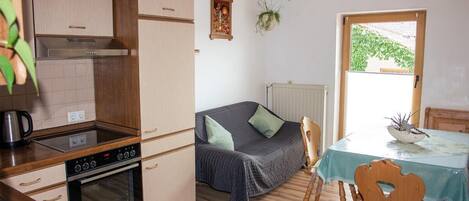 Ferienwohnung (60qm) mit 2 Schlafzimmern und Balkon mittlere Wohnung-Küche und Sitzecke