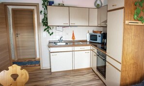 Ferienwohnung (60qm) mit 2 Schlafzimmern und Balkon mittlere Wohnung-Küche