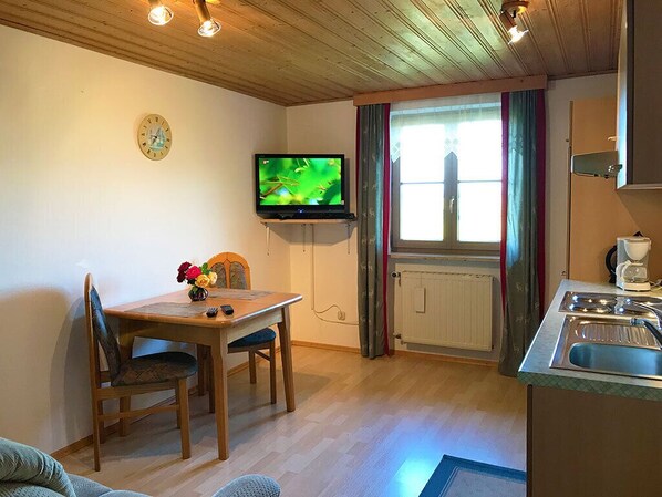 Ferienwohnung III mit gemütlicher Ess- und Sitzecke und WLAN