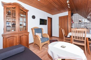 Wohnzimmer mit integriertem Küchen- und Essbereich