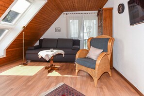 Wohnzimmer mit integriertem Küchen- und Essbereich