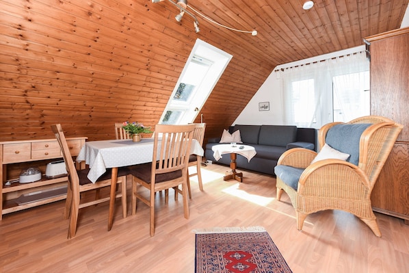 Wohnzimmer mit integriertem Küchen- und Essbereich