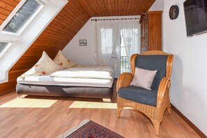 Wohnzimmer mit integriertem Küchen- und Essbereich
