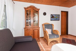 Wohnzimmer mit integriertem Küchen- und Essbereich