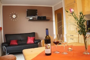 Mohnblume-Couch und TV-Wand im Wohn- Essbereich
