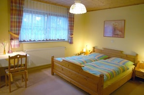 Ferienwohnung (105qm) mit Einbauküche und kostenfreiem Wlan-Schlafzimmer 1b