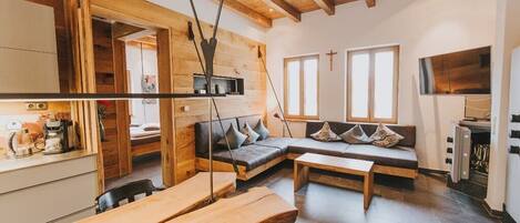 Luxus-Chalet am Fluss mit Whirlpool und Sauna-Chalet Wohnraum