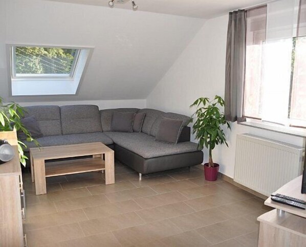 Ferienwohnung mit gemütlichem, großen Sofa und WLAN