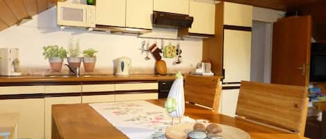 Ferienwohnung mit voll ausgestatteter Küche-Essbereich