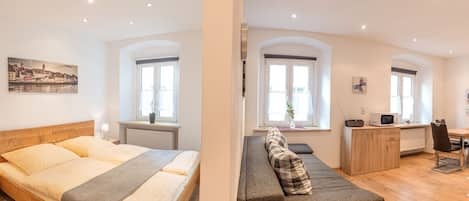 Wohnung (30qm) mit kostenfreiem WLAN in der Regensburger Altstadt-Schlafbereich & Wohnküche