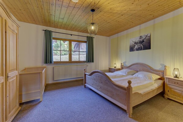 Ferienwohnung Hennenkobel mit bis zu 4 Schlafzimmer 1 großes Bad und 1 x Dusche/WC-FeWo Hennenkobel