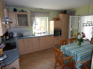 Ferienwohnung Wagner mit Terrasse und Kinderspielplatz-Küchenzeile