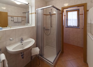 Appartement mit einem Schlafraum-Bad