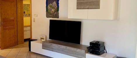 gemütliche Ferienwohnung mit Terasse-Wohnzimmer mit TV