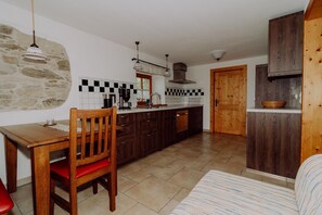 Ferienhaus Schreinerhäusl (120qm) mit Infrarotkabine, Galerie und herrlicher Aussicht-Küche (Bild 2)