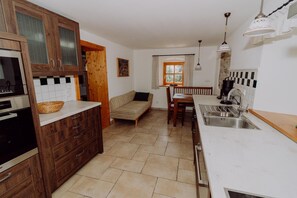 Ferienhaus Schreinerhäusl (120qm) mit Infrarotkabine, Galerie und herrlicher Aussicht-Küche (Bild 1)