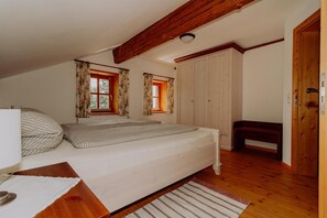 Ferienhaus Schreinerhäusl (120qm) mit Infrarotkabine, Galerie und herrlicher Aussicht-Schlafen (Bild 2)