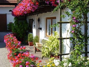 Giglerhof (Bad Birnbach)-Prachtvolle Blumenpracht vor der Haustüre