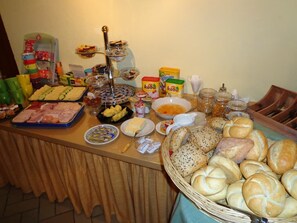 Familienzimmer / Nr. 10 / 38 qm-Frühstücksbuffet