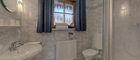 Ferienwohnung Arber mit 1 Schlafzimmer 2x Dusche/WC-Ferienwohnungen Leithenwald