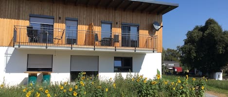 Ferienwohnungen in modernem Ambiente mit sonnigem Balkon-Außenansicht