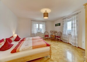 Ferienwohnung Weitblick (63qm) mit WLAN und Balkon-Schlafzimmer mit Doppelbett