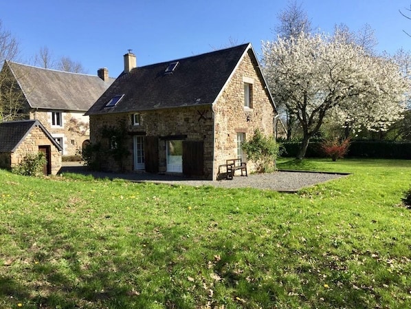 Terrasse au sud avec salon de jardin 