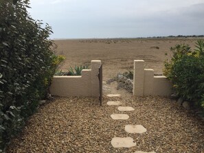 La terrasse qui mène sur la plage
