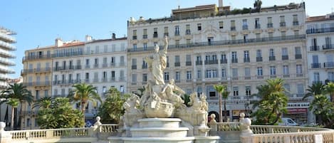 Toulon Place Liberté 
Appartement situé à 1 rue devant
