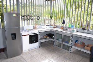 Full Kitchen with fridge, stove, oven
