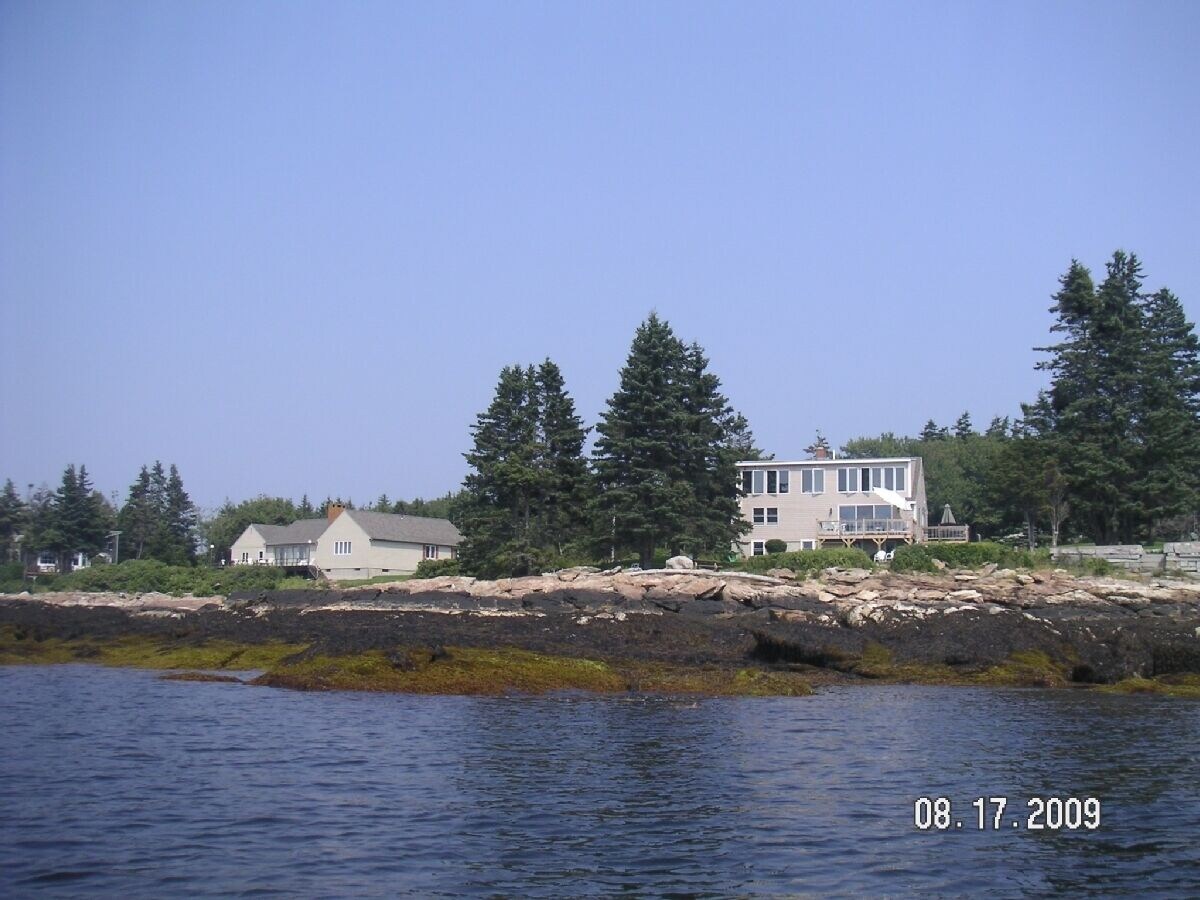 NEW HARBOR, BRISTOL,1ST FLR. APT., FAB. SUNSETS, 2 BDRM., SUITS 4 ADULTS,1 BATH