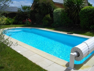 Ferienhaus / Villa - ST HELENE  Traduction (français > allemand) Mit privatem Pool beheizt auf 26 °, schön angelegter Garten
