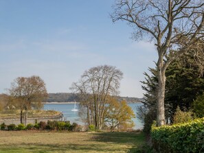 Himmel, Pflanze, Wasser, Wolke, Baum, Natürliche Landschaft, Ast, Grundstueck, See, Wasserlauf