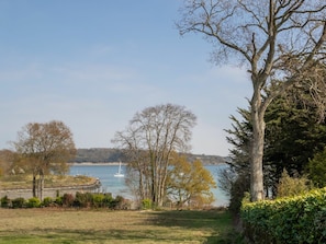 Himmel, Pflanze, Wasser, Wolke, Baum, Natürliche Landschaft, Ast, Grundstueck, See, Wasserlauf