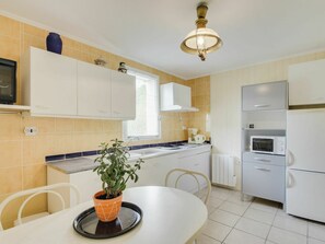 Cabinetry, Comptoir, Meubles, Propriété, Plante, Plante D'Appartement, Bâtiment, Pot De Fleur, Cuisine, Design Intérieur