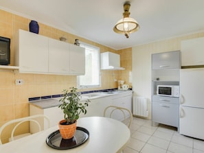 Cabinetry, Countertop, Möbel, Eigentum, Pflanze, Zimmerpflanze, Gebäude, Blumentopf, Küche, Interior Design