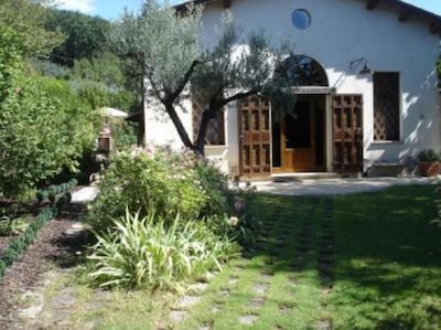 Panorama-Villa mit Pool, WiFi-Internet, großer Garten, 60 km von Rom