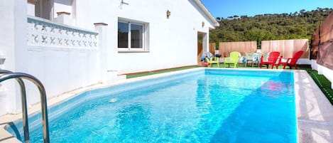 Water, Building, Plant, Property, Sky, Swimming Pool, Blue, Azure, Window, House