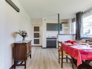 Meubles, Table, Plante, Cabinetry, Fenêtre, Comptoir, Plante D'Appartement, Bois, Sol, Cuisine