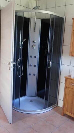 Dusche/WC im EG und OG