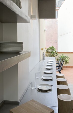 The wall transformed into an elongated dining table on the terrace