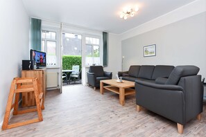 Wohnzimmer mit integriertem Küchenbereich