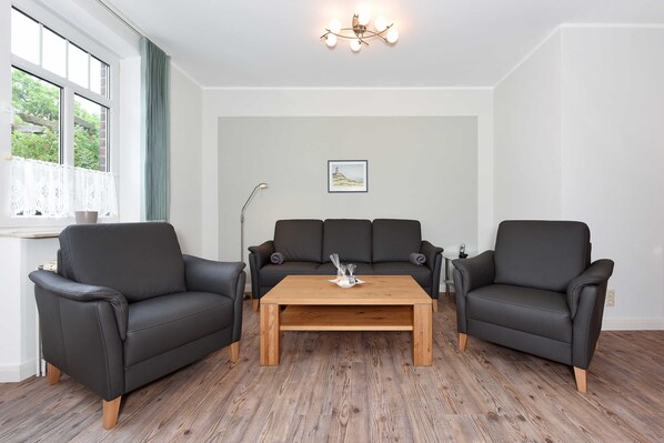 Wohnzimmer mit integriertem Küchenbereich