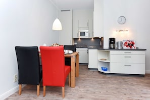 Wohnzimmer mit integriertem Küchenbereich