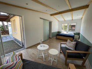 großes Schlafzimmer mit Terrassentür