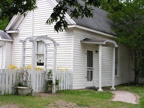 Quaint Victorian Cottage complete with a picket fence!