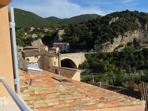 les toits de la vieille ville et le pont roman.
